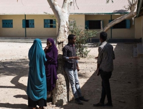Élèves devant l'école reconstruite à Hargeisa, Somaliland