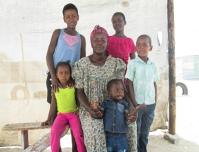 Veuve avec ses six enfants à Ondangwa, Namibie