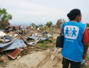 Le personnel de SOS enquête sur les dégâts causés par le tremblement de terre et le tsunami en Indonésie