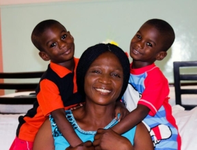 Mère SOS avec ses deux fils au Nigeria