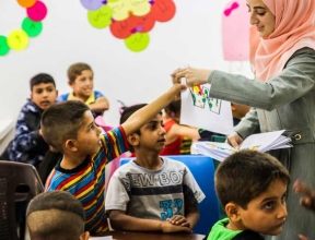 Syrian refugee children with Jordanian children in classroom