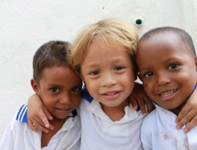 Trois jeunes garçons à leur jardin d'enfants
