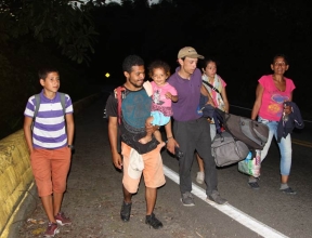 Famille de réfugiés vénézuéliens marchant, Colombie