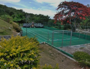 Terrain polyvalent remis à neuf au village d'enfants SOS Barrett Town en Jamaïque