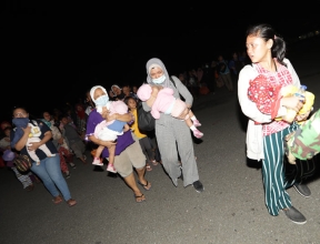 Résidents de Palu, y compris des femmes et des enfants, à l'aéroport lors d'une évacuation après le tsunami en Indonésie