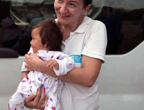 Katerina Ilievska holding infant migrant in Serbia