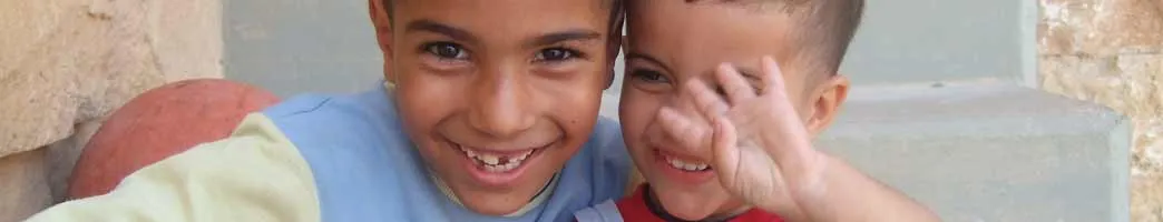 siblings-waving-irbid-jordan