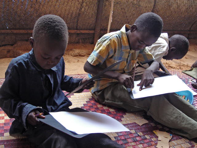 Enfants SOS travaillant à l'école au Soudan.