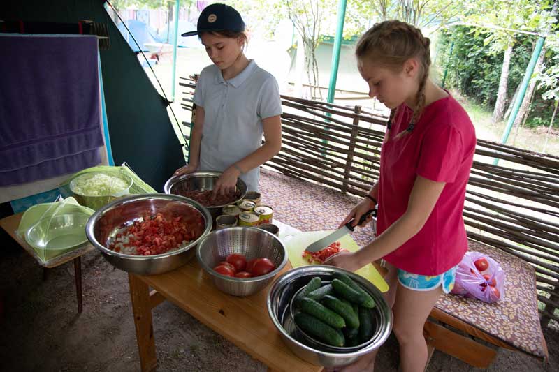 Des adolescents coupant des légumes en Biélorussie