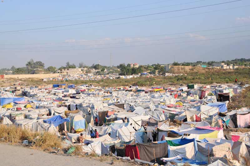 Une vue de l'une des nombreuses villes de tentes à Port-au-Prince abritant des familles déplacées après le tremblement de terre (2010).