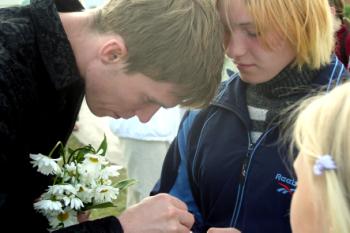 Alexandr Hleb connecting with a child