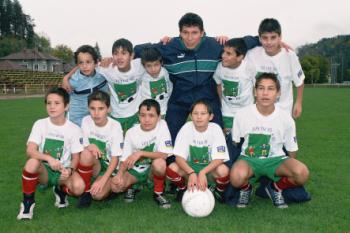 Krassmir Balakov with SOS children's soccer team