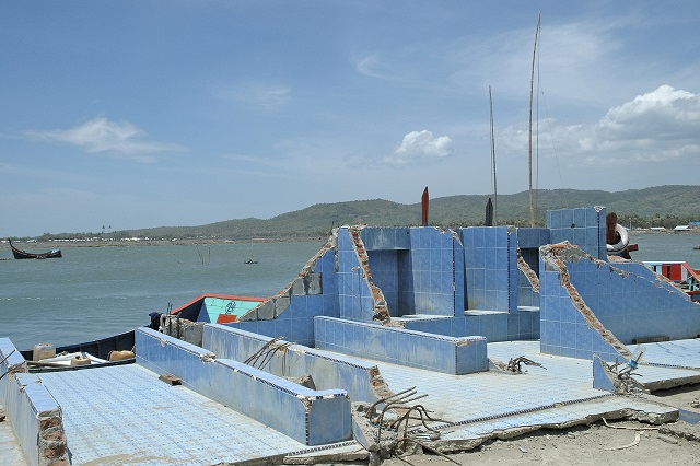 Les fondations d'un bâtiment réduites en décombres par le tsunami.