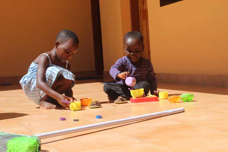 Enfants jouant avec de la boue et des tasses