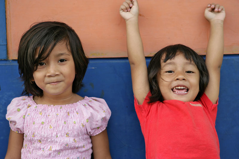 Deux filles souriant à Jakarta, Indonésie