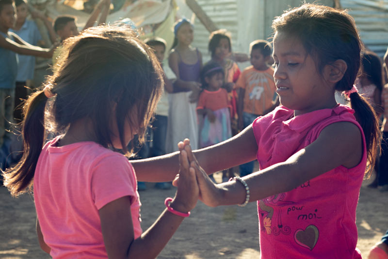 Deux filles jouant, programme d'intervention d'urgence en Colombie