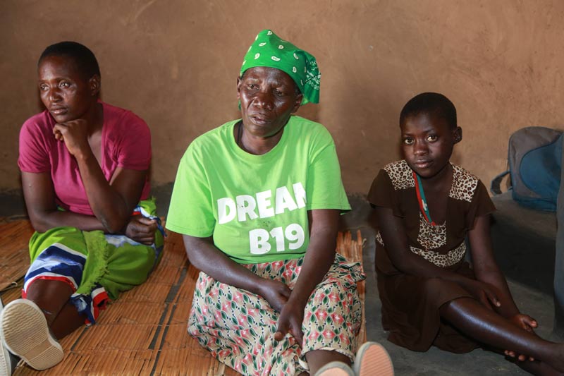 Jeune fille avec sa grand-mère à l'intérieur de leur maison