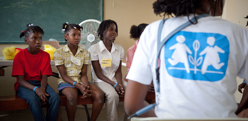 Des jeunes et un collègue/psychologue de SOS dans un atelier sur l'avenir après le tremblement de terre en Haïti