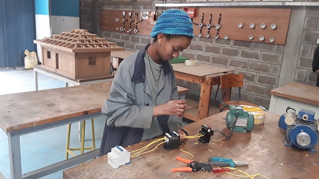 Zala travaillant sur un circuit électrique au centre de formation professionnelle SOS.